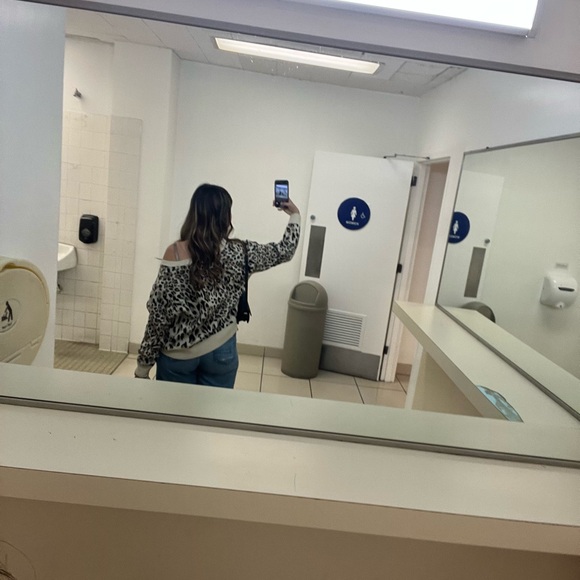 Meet your Posher, Yisel - Picture 2 of 2